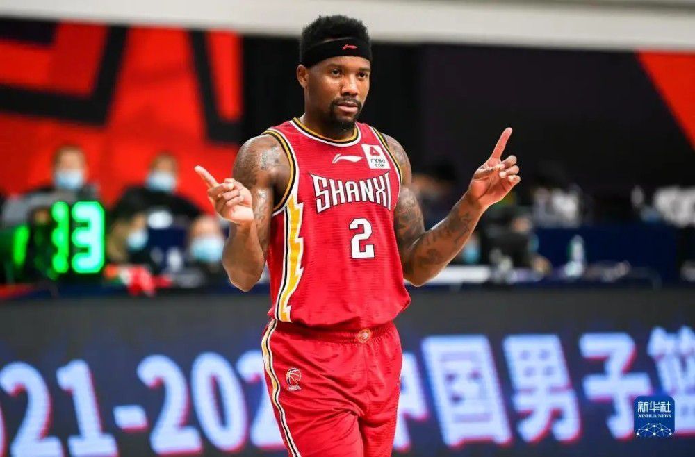 费可欣听到这话，倒是有些松了口气，便问叶辰：那我以什么身份来主持这个乔迁典礼呢？我的意思是……我做自我介绍的时候，是说我认识刘家辉，还是说我认识陈先生？叶辰笑道：今天这件事情，其实全港岛都想看刘家辉的笑话，毕竟在他们看来，钟叔当年是给刘家辉戴了绿帽子的，所以他们很想知道，刘家辉为什么会放弃追杀钟叔，甚至还专门买下这么昂贵的豪宅送给钟叔，如果你说你认识钟叔的话，他们就会觉得，刘家辉是因为钟叔有你撑腰，所以才害怕服软，刘家辉也一把年纪了，还是不要让他太丢了面子。